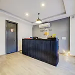 Super Oyo Townhouse 1251 Luxury Stay