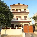 Entire Floor 2Bhk With Full Kitchen Near Medanta Hospital
