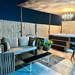 Jacuzzi & Spacious Open Terrace With Room & Bonfire