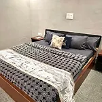 Room With Attach Washroom On Main Road- Rajiv Chowk Gurgaon