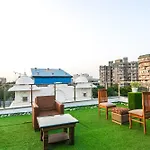 Homefort Stays - Sector 45 Near Cyber Park & Artemis Hospital