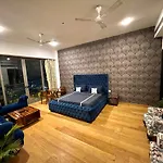 Luxury Master Bedroom With Bathtub N Private Entry
