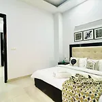 Bluo Modern 1Bhk - Dlf Galleria