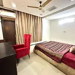 2 Rooms And Huge Hall For Parties