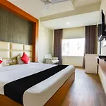Collection O Comfort Residency Near Medanta Hospital Near Omaxe Celebration Mall