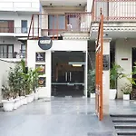 Super Townhouse Sector 47 Near Medanta