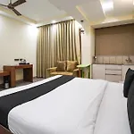 Super Townhouse Sector 47 Near Medanta