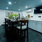 Bedchambers Luxury Apartment Near Golf Course Road