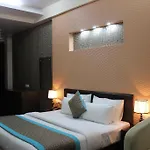 Royal Residence On Golf Course Road