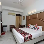 Oyo 8465 Near Sahara Mall