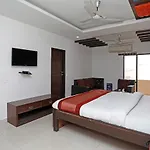 Capital O 10025 Hotel Flora Inn