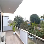 Oyo 20032 Silverkey Medanta