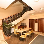 Oyo 8465 Near Sahara Mall