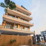 Oyo 24269 Silverkey Medanta Sec 38