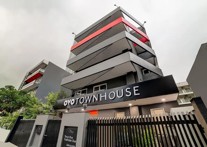 Vaccinated Staff- Oyo Townhouse 219, Sector 49, Gurgaon