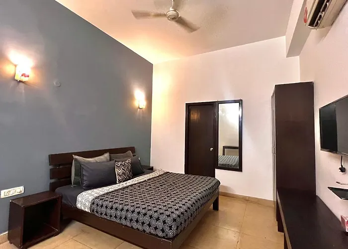 Room With Attach Washroom On Main Road- Rajiv Chowk Gurgaon
