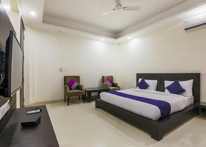 Oyo Silverkey Sector 38 Near Omaxe Celebration Mall