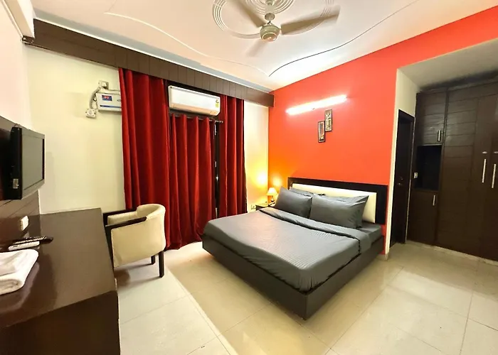 Room With Kitchen Near Golf Course Road