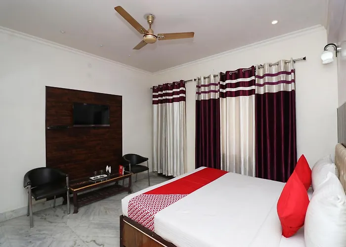 Collection O Galaxy Hotel Near Omaxe Celebration Mall