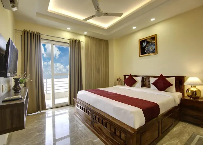 Limewood Stay-Gold 1 Bhk Apartment Artemis Hospital