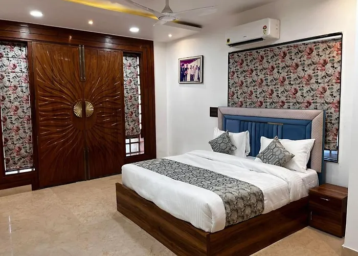 Hotel Rajmahal Suits