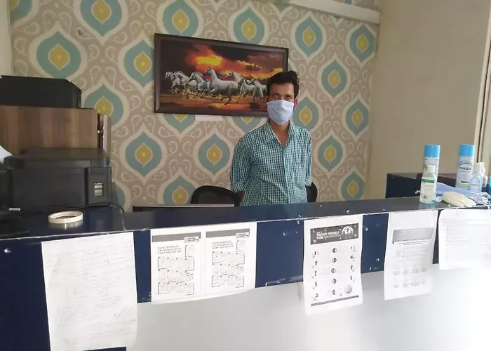 Collection O Comfort Residency Near Medanta Hospital Near Omaxe Celebration Mall