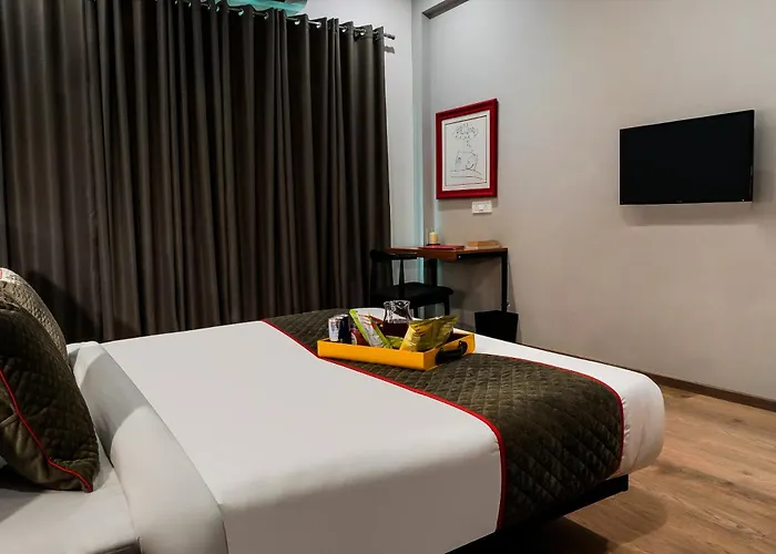 Super Townhouse Galleria Market Near Golf Course Road