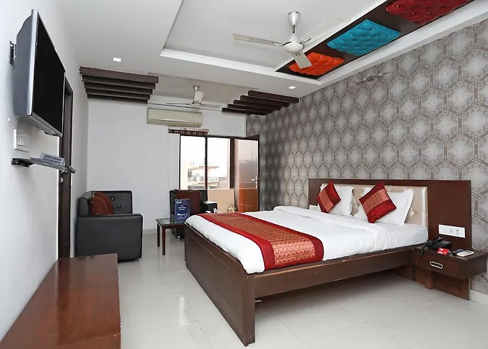 Capital O 10025 Hotel Flora Inn