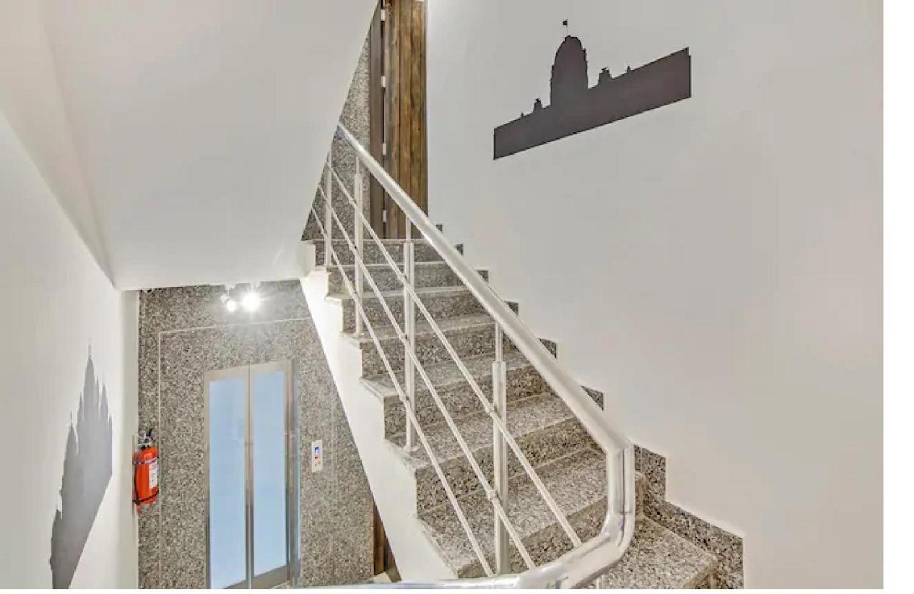 Nuab House - Near Fortis, Max, Medanta, Paras Hospitals And Huda Metro Hostel