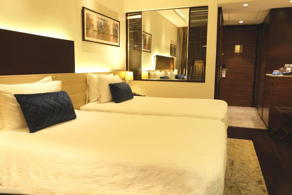 Hotel Doubletree By Hilton Gurugram Baani Square 5*
