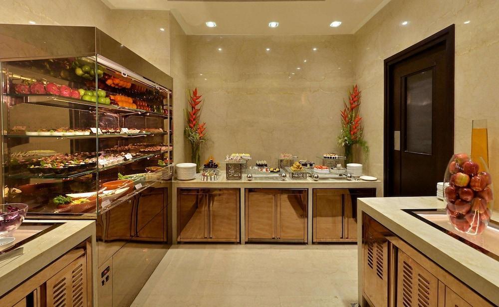 Doubletree By Hilton Gurugram Baani Square 5*