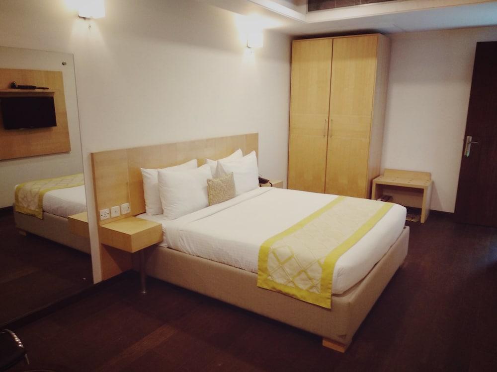 Stately Nh8 3*