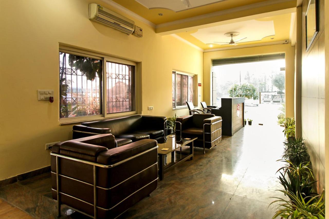 Oyo 8240 Maan Residency Hotel