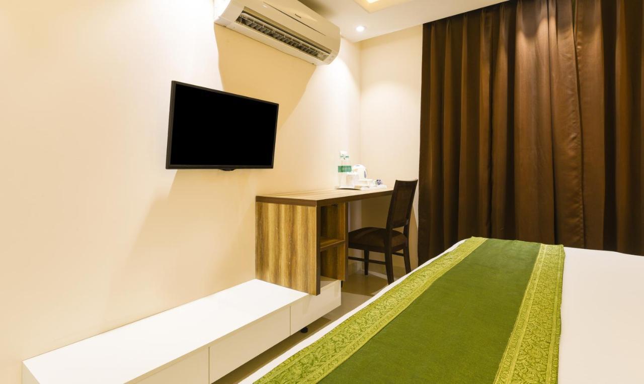 Treebo Iffco Chowk Hotel