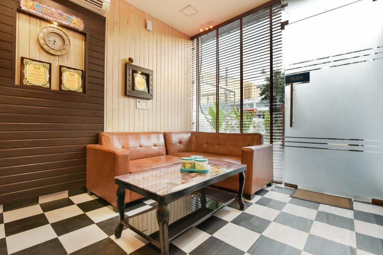 Capital O 30407 Hey Hotel 3*