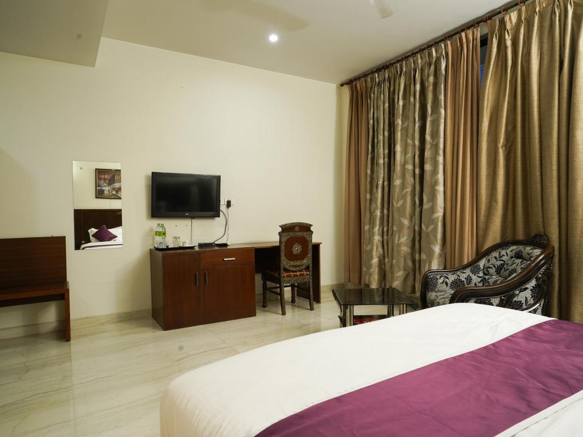 Lime Tree Sushant Lok Sector 29 Next To Iffco Chowk Metro Hotel Gurgaon
