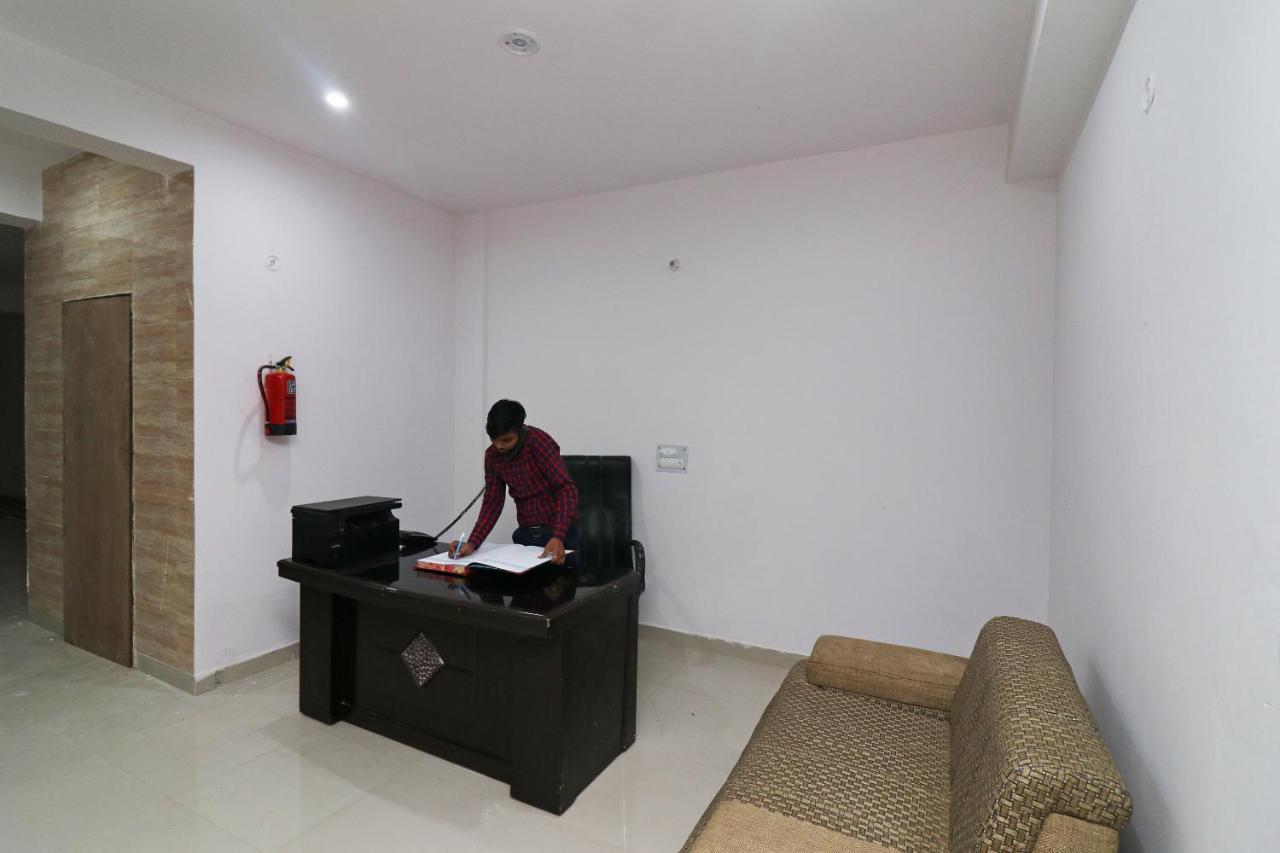 Oyo 24222 Vs Hotel Gurgaon