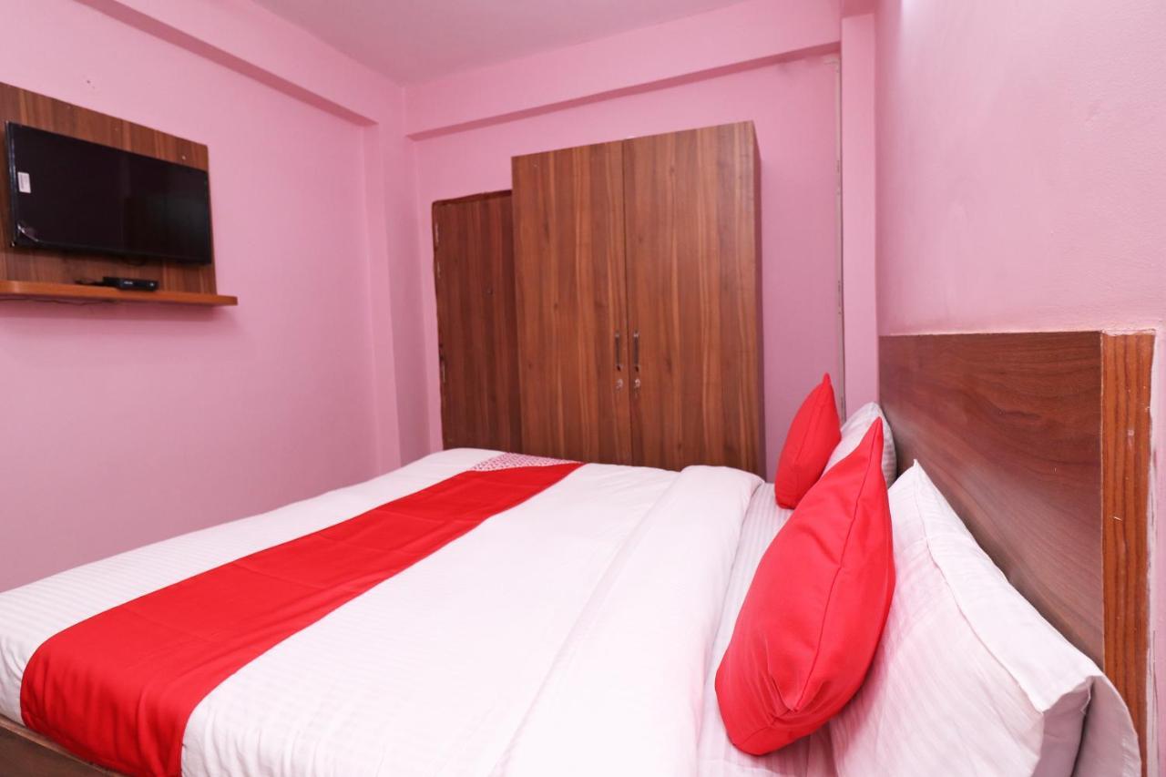 Hotel Oyo 24222 Vs