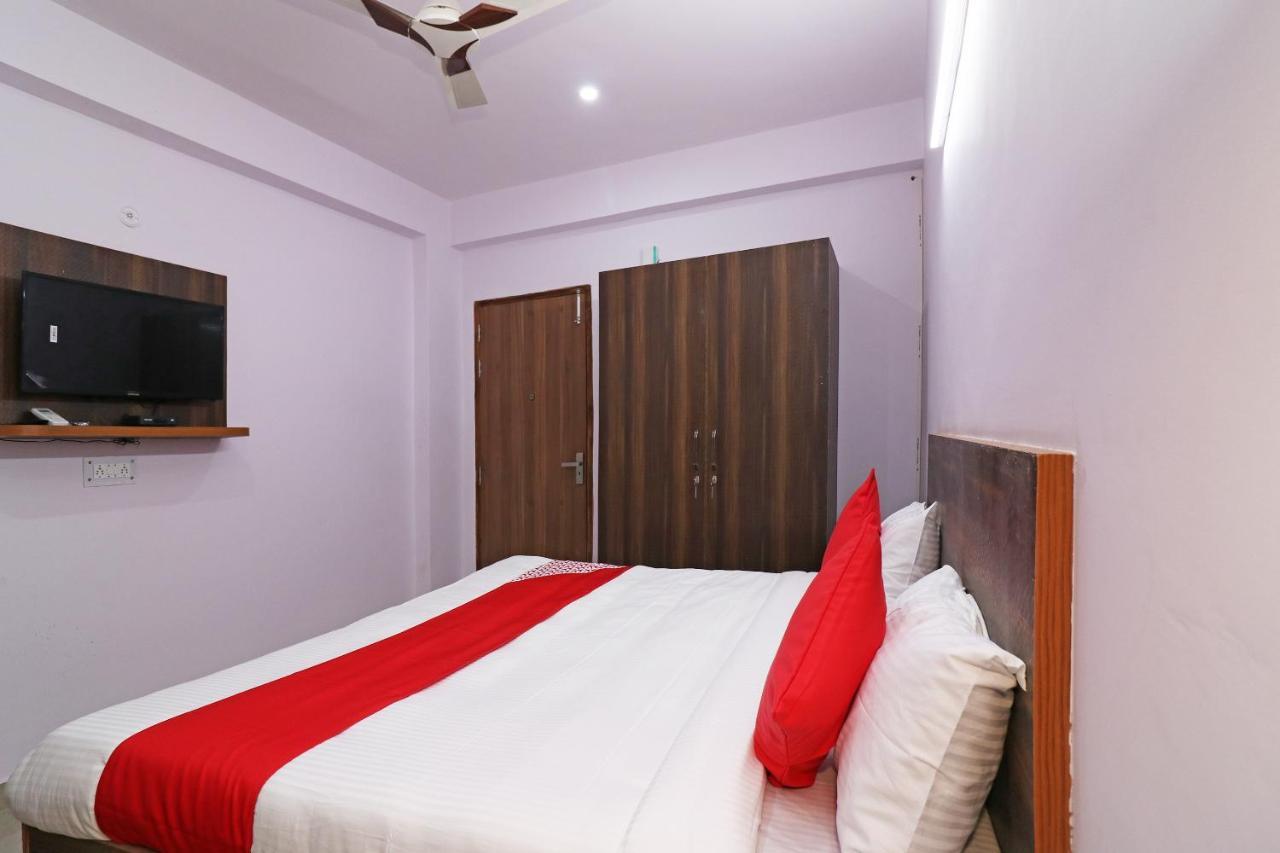 Hotel Oyo 24222 Vs