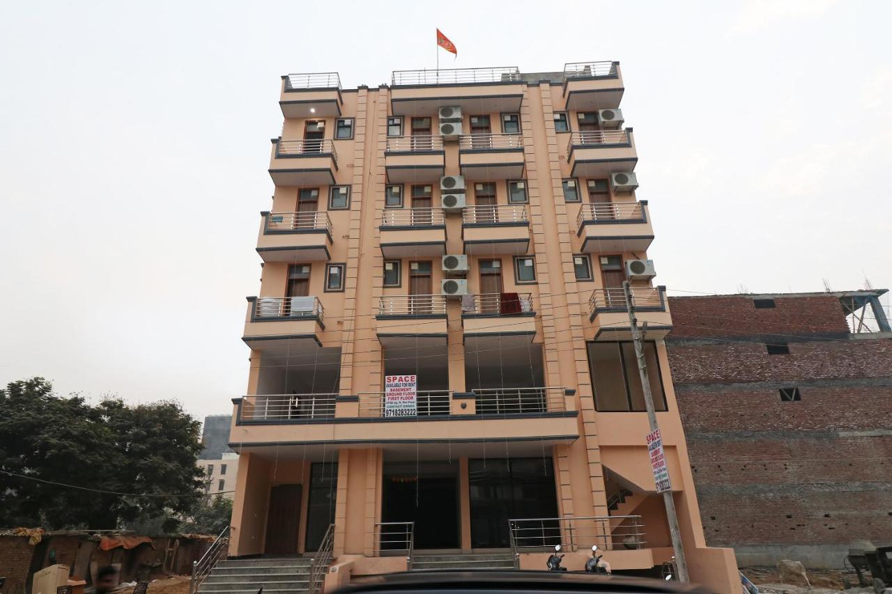 Hotel Oyo 24222 Vs