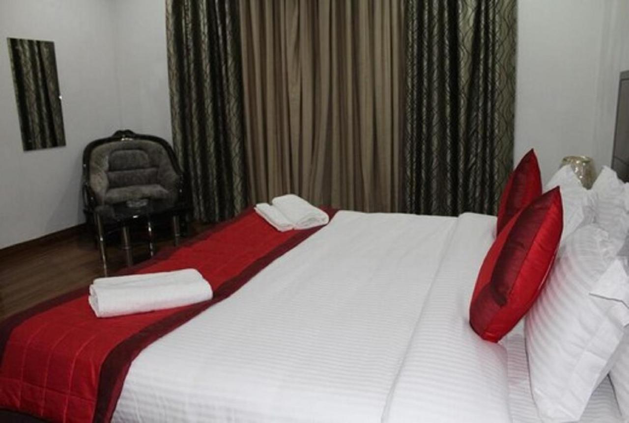 Lime Tree Sushant Lok Sector 29 Next To Iffco Chowk Metro 3*