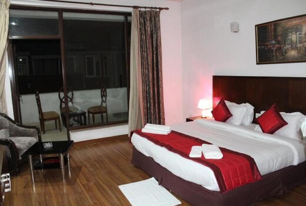 Lime Tree Sushant Lok Sector 29 Next To Iffco Chowk Metro 3*