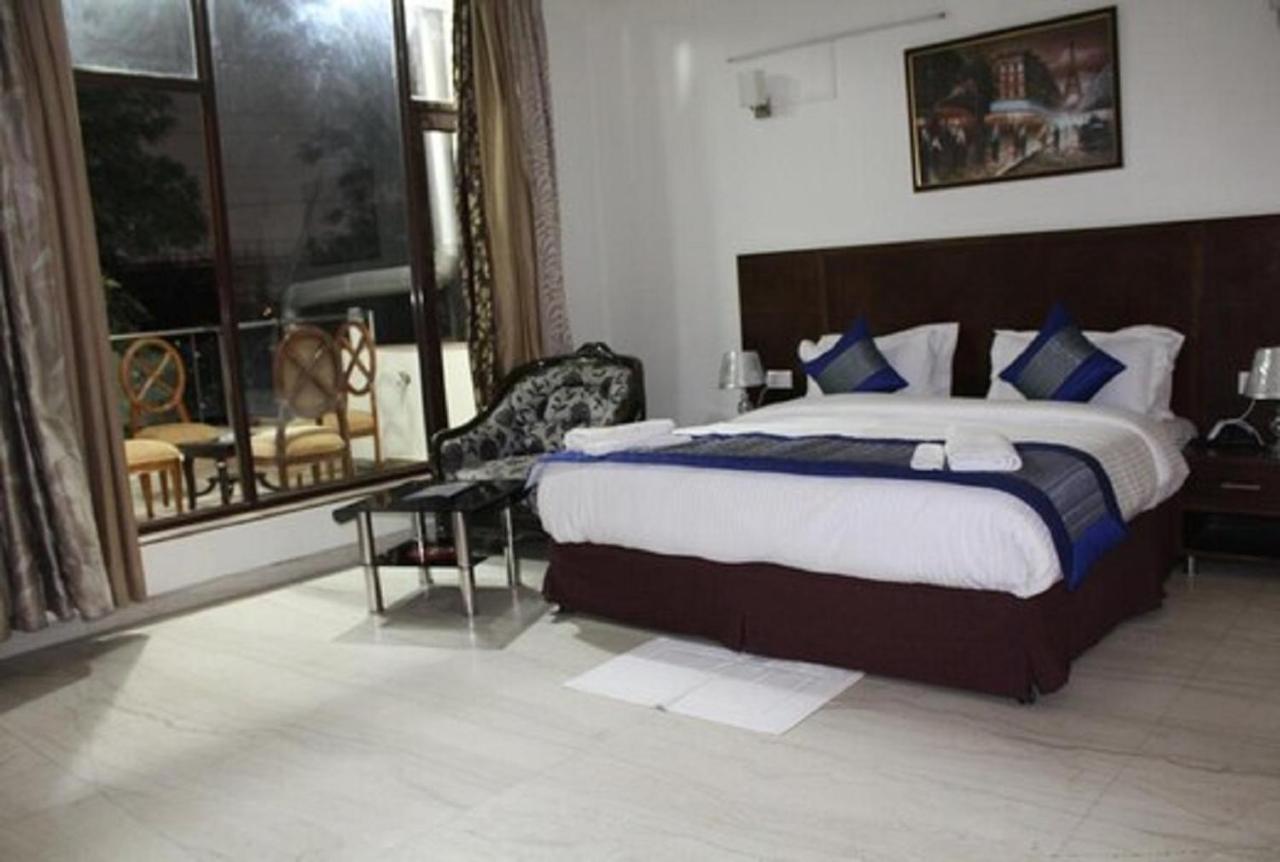 Lime Tree Sushant Lok Sector 29 Next To Iffco Chowk Metro 3*