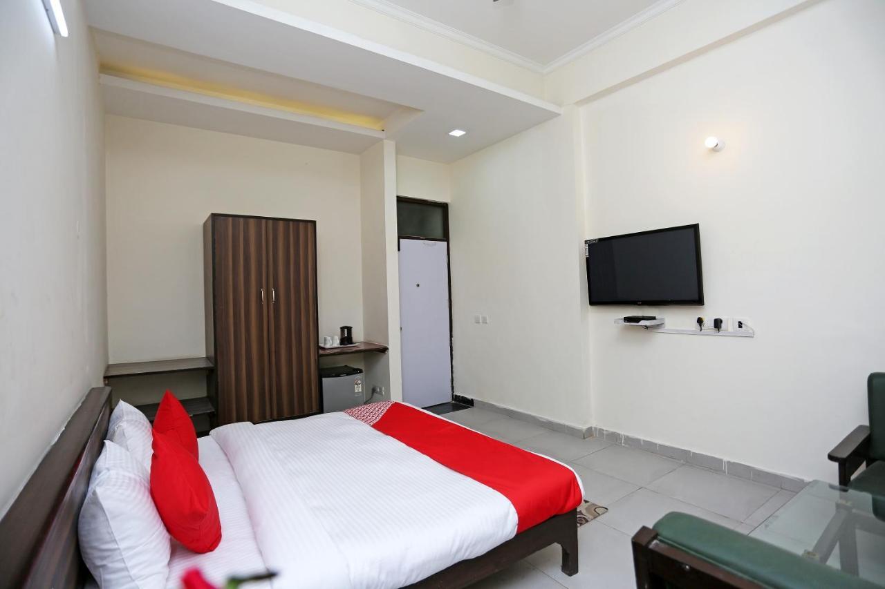 Oyo 14100 D Meridien 3* Gurgaon
