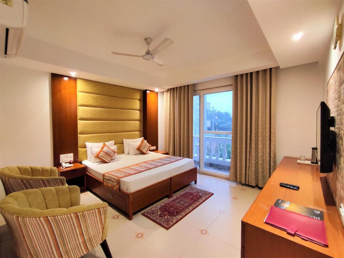 The Angel & Near Medanta Hotel 3*