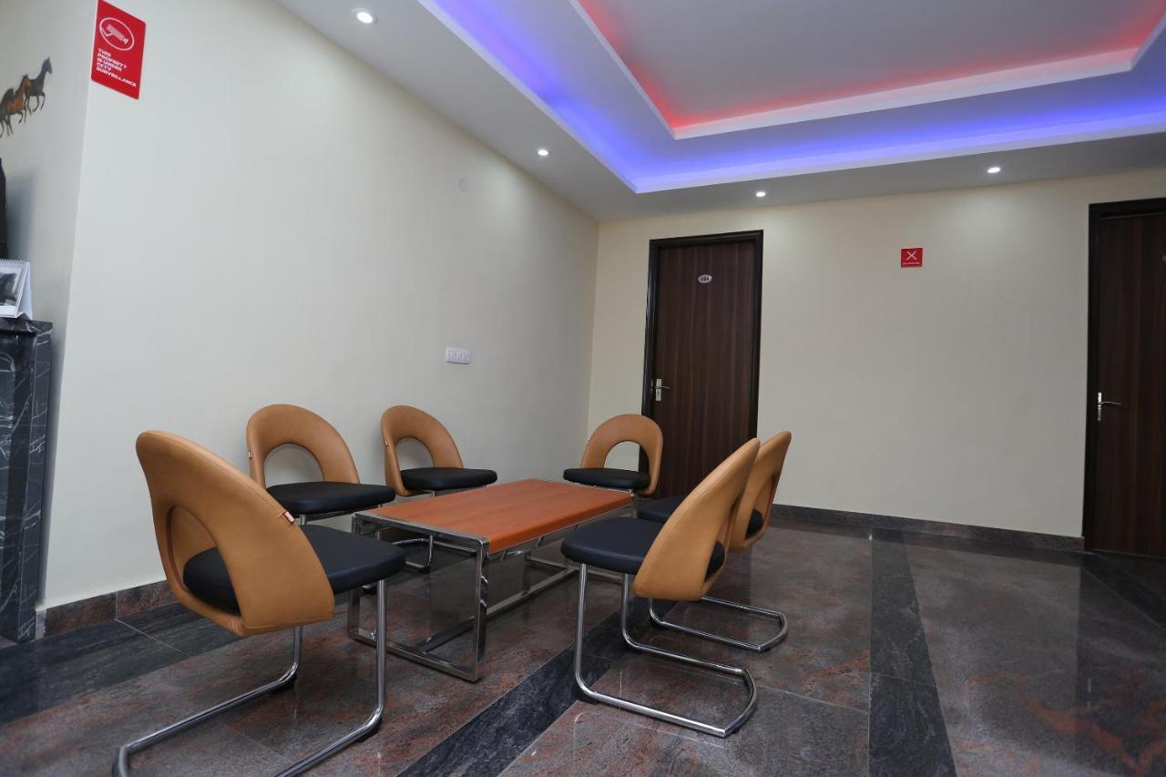 Hotel Oyo Flagship 12081 Palm Garden 3*