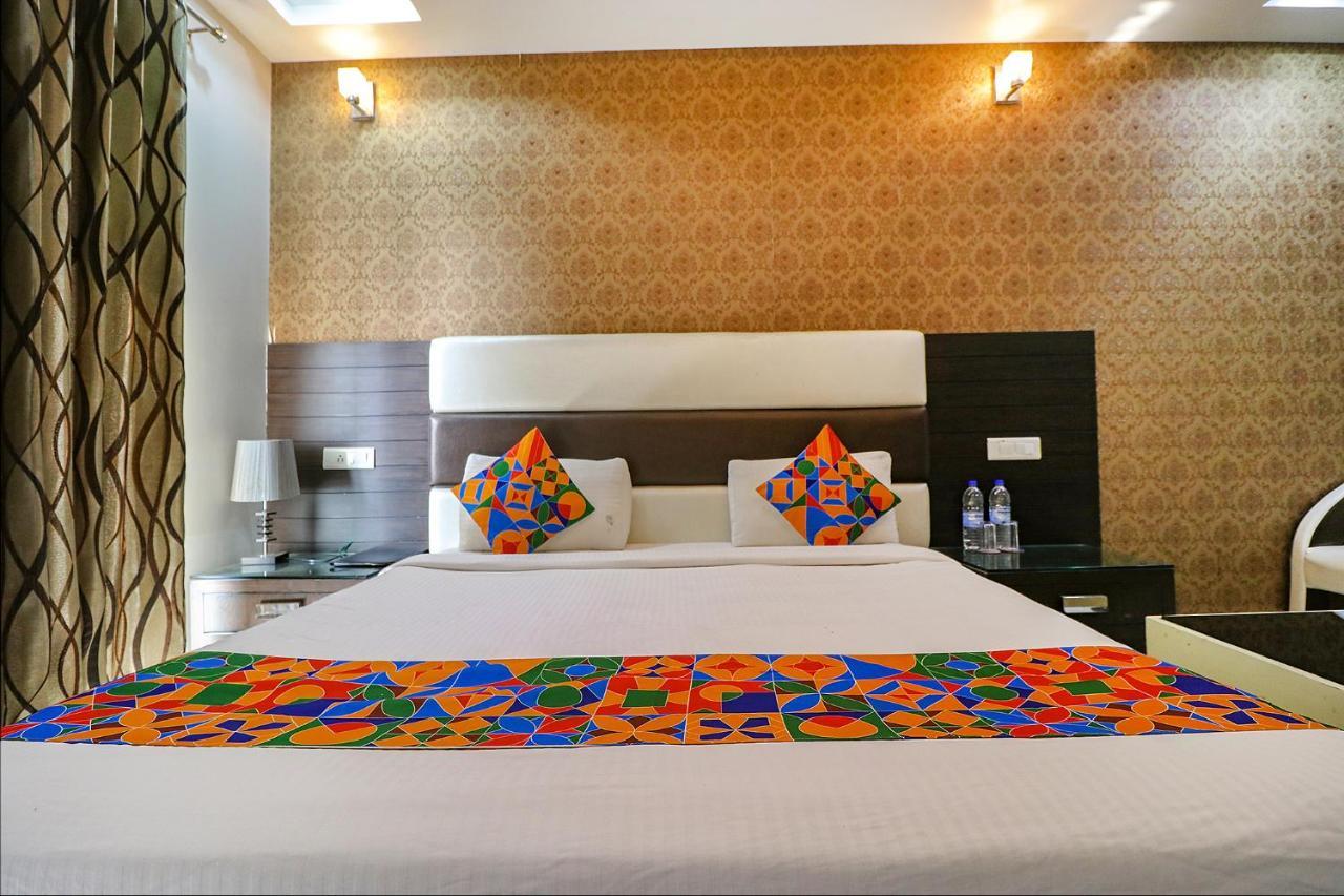 Fabhotel Daffodils