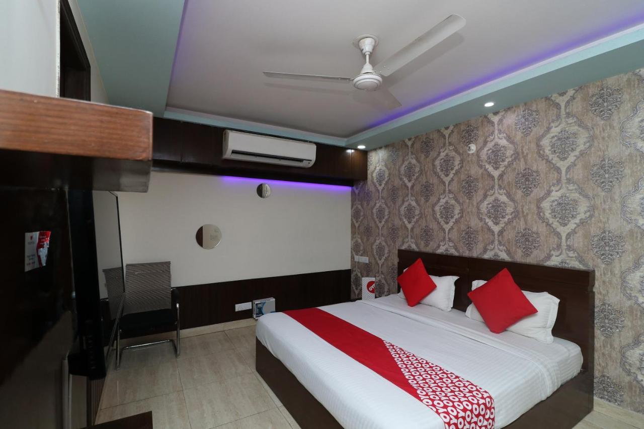Oyo 14587 The Crown Gurgaon