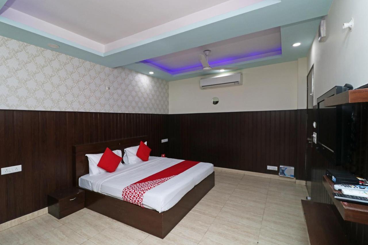 Oyo 14587 The Crown 3* Gurgaon