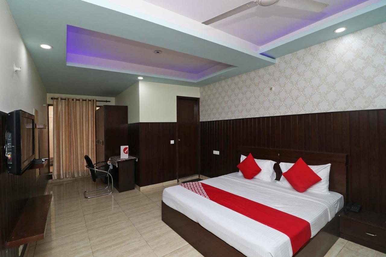 Oyo 14587 The Crown Hotel